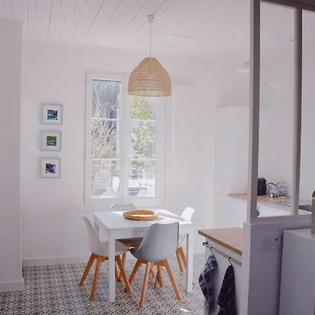 Maison De De Charmes Au Bord De La Дом отдыха